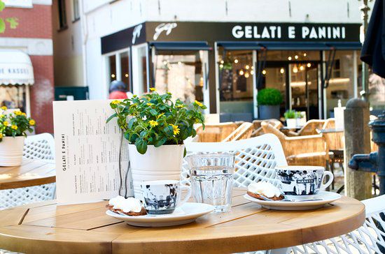 Het terras van Gelati e Panini aan de Molenstraat in Lochem